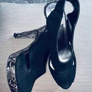 BCBG SLING BACK PLATFORM SUEDE N SNAKE HEELS